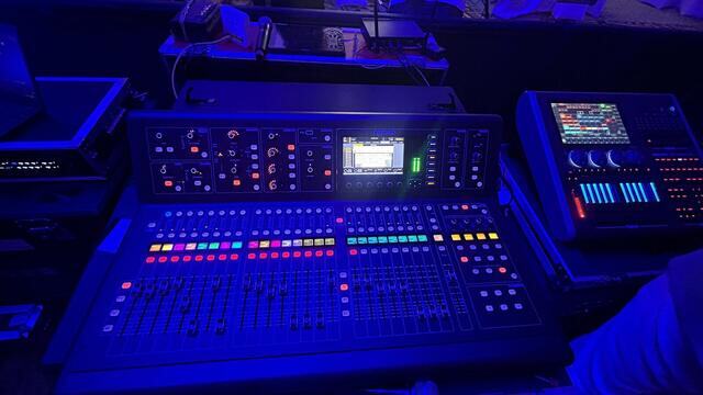 Console de mixage numérique éclairée en bleu