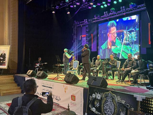 Concert avec gros plan du musicien diffusé sur écran LED géant