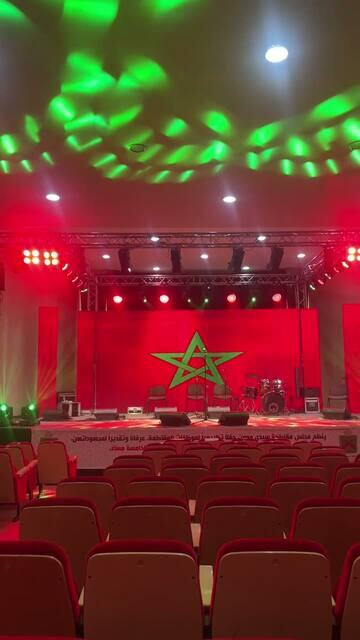 Scène de cérémonie avec structure, écran LED au drapeau marocain et projecteurs