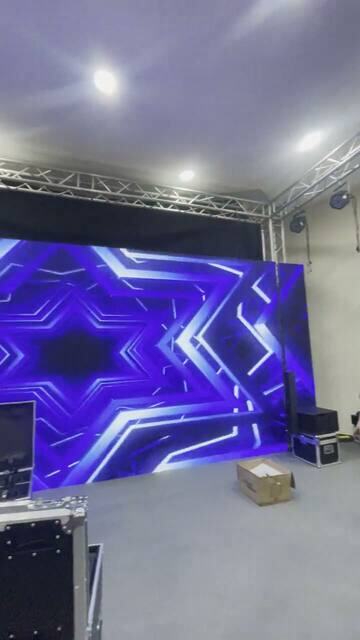 Mur LED monté sur structure en préparation d'un événement