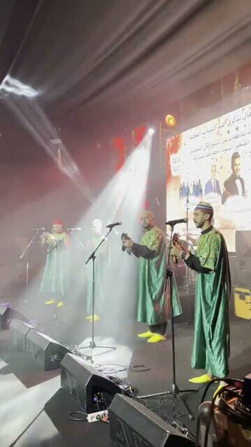 Troupe sur scène sonorisée avec micros et retours
